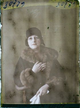 Image représentant https://musee-albert-kahn.s-museum.fr/home/NWQ2OTAwYzNmYjZlZTk1ZWQwODJmMjY4L2dlbmVyaWMtbm90aWNlLXRhYi9hdXRob3JpdHkvNjE3YTc5ZjVjZjhiODk2OGIzMzM3ZDIx/5d6900c3fb6ee95ed082f268/generic-notice-tab/authority/617a79ebcf8b8968b3337a93 Madame Jeanne Wilden