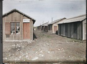 Image représentant France, La Bassée, Une rue bordée de maisons en planches
