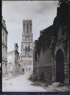 Image représentant France, Reims, La Cathédrale prise de la rue d'Anjou