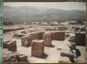 Image représentant Le palais. Une salle à piliers (crypte à piliers quadrangulaires du sanctuaire, côte ouest de la cour centrale ?)
