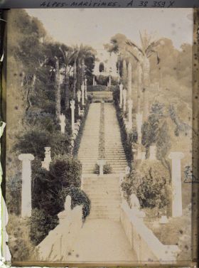 Image représentant Grand escalier du jardin de la villa Cypris, vu depuis la passerelle