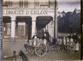 Image représentant Laitières à l'angle de la place Drouet d'Erlon