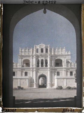 Image représentant Vue d'une porte d'enceinte de l'ancien palais (Jalao Khana).
