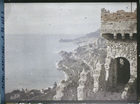 Image représentant Vue de la baie de Roquebrune et de Monaco prise depuis le chemin de ronde du château