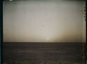 Image représentant Coucher de soleil dans le désert, dans la poussière