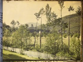 Image représentant France, Ammerschwihr, Les bords de la Veiss et le Château de Krysersberg, vue prise de la route de Ammerschwihr