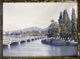 Image représentant L'île Rousseau, le Rhône et le pont des Bergues vus de l'Hôtel des Berges