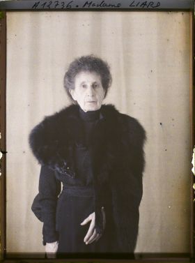 Image représentant https://musee-albert-kahn.s-museum.fr/home/NWQ2OTAwYzNmYjZlZTk1ZWQwODJmMjY4L2dlbmVyaWMtbm90aWNlLXRhYi9hdXRob3JpdHkvNjE3YTc5ZjVjZjhiODk2OGIzMzM3ZDIx/5d6900c3fb6ee95ed082f268/generic-notice-tab/authority/617a79ebcf8b8968b333727d Madame Louis Liard