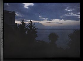 Image représentant Angle supérieur ouest de la villa Kahn, dite villa Zamir, vue à contre-jour en regardant vers l'est