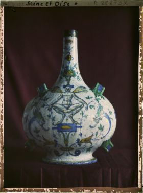 Image représentant Gourde en céramique à décor de grotesques des collections du musée de Sèvres