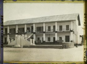 Image représentant Le bâtiment central de la mission catholique (l'école ?)