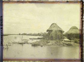 Image représentant Vue sur le village lacustre et la lagune