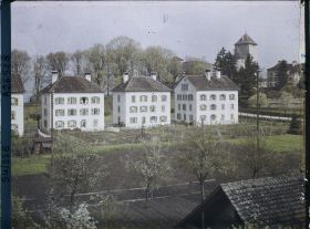 Image représentant Un quartier de maisons modernes devant le château de Morat