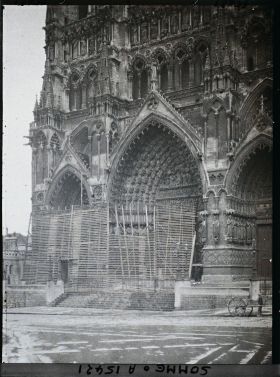 Image représentant France, Amiens, Façade principale de la Cathédrale ; vue prise du Sud Ouest