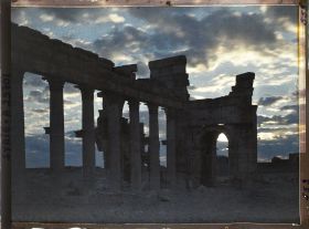 Image représentant Le début de la Grande colonnade et l'arc monumental au lever du jour