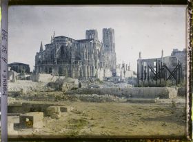Image représentant France, Reims, Cathédrale ; vue prise le soir au travers des ruines de la rue Cérès