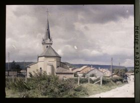 Image représentant France, Les Islettes, L'Eglise et ses abords vus de la Sortie Ouest du Village