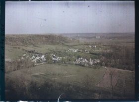 Image représentant Panorama sur un village dévasté avec au fond, la ville de Soissons dont on distingue les flèches de Saint-Jean-des-Vignes