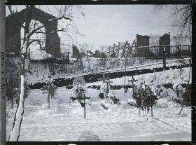 Image représentant France, Cimetière dans les Ruines