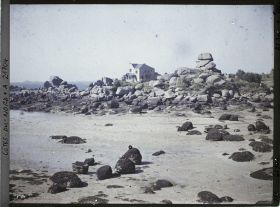 Image représentant Les rochers de Ploumanach, avec à droite le rocher dit "Chapeau de Napoléon"