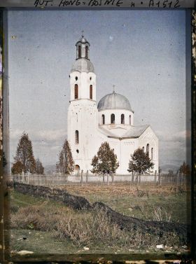 Image représentant Petite église rurale serbe au-delà des sources de la Bosna