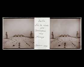 Image représentant Ming Shisanling ("Treize Tombeaux des Ming"). La première paire de mandarins émérites (xunchen) de l'allée des statues, représentant un grand secrétaire (daxueshi) et au fond, Longfengmen ("porte du Dragon et du Phénix")