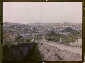 Image représentant L'entrée de la ville par la route de Rieupeyroux (actuelle avenue Raymond Saint-Gilles)