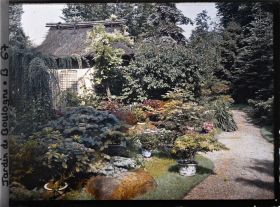 Image représentant Face est de la maison de thé entourée de la collection de céramiques asiatiques du " village japonais "