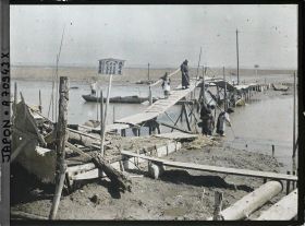 Image représentant Passerelle enjambant une rivière