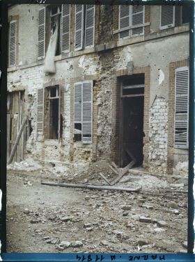 Image représentant France, Reims, Rue St André, une heure après le bombardement