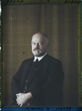 Image représentant https://musee-albert-kahn.s-museum.fr/home/NWQ2OTAwYzNmYjZlZTk1ZWQwODJmMjY4L2dlbmVyaWMtbm90aWNlLXRhYi9hdXRob3JpdHkvNjE3YTc5ZjVjZjhiODk2OGIzMzM3ZDIx/5d6900c3fb6ee95ed082f268/generic-notice-tab/authority/617a79ebcf8b8968b3336d77 Monsieur Frowein