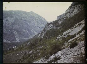 Image représentant Grotte de Niaux : vue prise de l'entrée de la commune