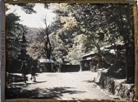 Image représentant Abords d'un édifice religieux (?) sur la route Irohazaka menant à Chuzenji