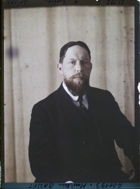 Image représentant https://musee-albert-kahn.s-museum.fr/home/NWQ2OTAwYzNmYjZlZTk1ZWQwODJmMjY4L2dlbmVyaWMtbm90aWNlLXRhYi9hdXRob3JpdHkvNjE3YTc5ZjVjZjhiODk2OGIzMzM3ZDIx/5d6900c3fb6ee95ed082f268/generic-notice-tab/authority/617a79ebcf8b8968b33367fd Monsieur Basset