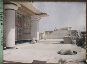 Image représentant Les propylées sud du Palais avec la fresque des porteurs d'offrandes et l'escalier d'honneur