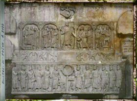 Image représentant Sarcophages de l'Anastasis et de la Remise de la Loi à Saint-Pierre, placés l'un au dessus de l'autre au musée lapidaire, actuellement au musée de l'Arles antique