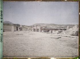 Image représentant La cour centrale du Palais en direction des Propylées sud. A droite, l'escalier monumental ouest
