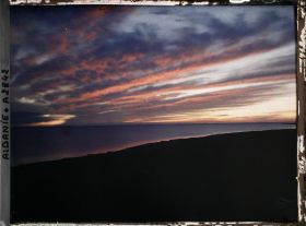 Image représentant Coucher de soleil sur le golfe de Durazzo: tout rouge