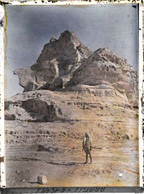 Image représentant Un homme pose sous une falaise
