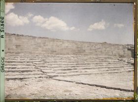 Image représentant Gradins du théâtre, sur le côté nord de la cour occidentale du palais
