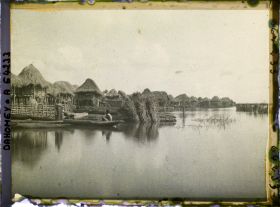 Image représentant Vue sur le village lacustre et la lagune