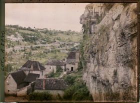 Image représentant France, Roc-Amadour, Vue prise de la terrasse du chemin de ronde vers l'aval / falaise à dr. et toits de maisons