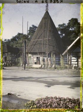 Image représentant L'Exposition Coloniale Internationale de 1931, les pavillons de la Nouvelle-Calédonie, une case kanake