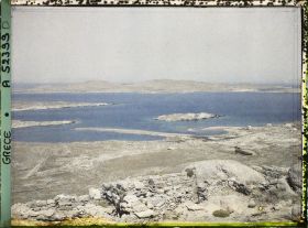Image représentant Panorama depuis le mont Cynthe en direction de l'ouest, la ville basse et le port (entre les deux bras de terre). Au fond, l'Ile de Syros