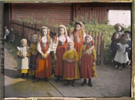 Image représentant Groupe de jeunes filles en tenues traditionnelles