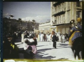 Image représentant La foule dans les rues pendant le carnaval, thème le pêcheur Niçois berné