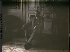 Image représentant Monsieur Léger (Alexis Léger Saint-Léger, dit Saint John Perse) probablement dans un salon de l'ambassade de France