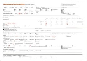 Image représentant Deux femmes dont l'une porte une coiffe traditionnelle, devant un calvaire