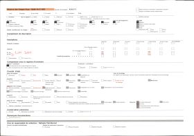 Image représentant Une maison aux murs chaulés et au toit couvert de chaume, entourée d'un muret