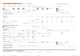 Image représentant Deux femmes dans un champ entouré de murs de clôture en protection contre le vent